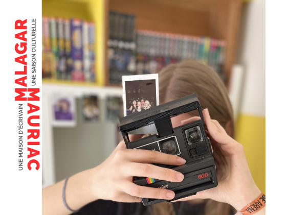 Jeune fille qui tient un polaroid devant ses yeux. 