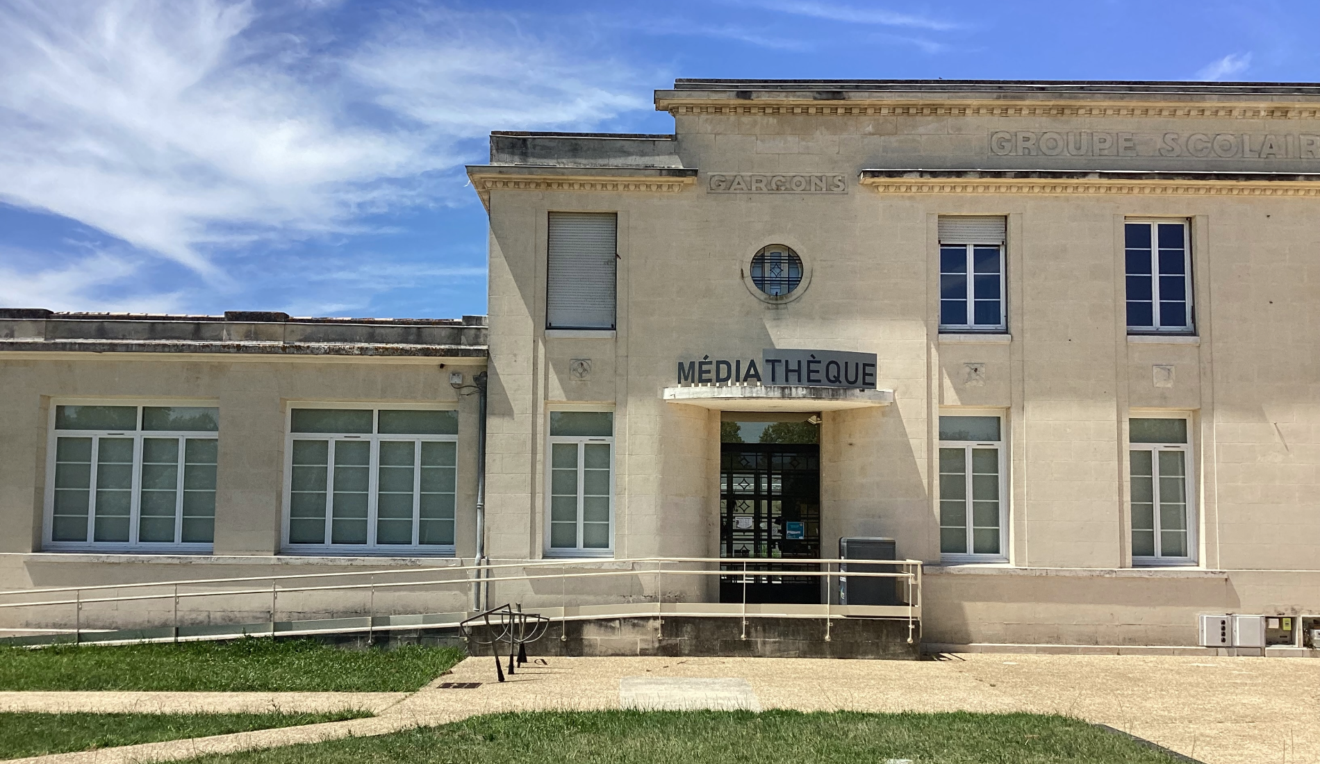 Façade médiathèque d'Ambès