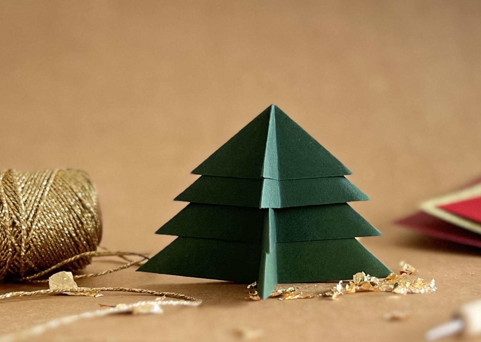 Sapin en papier plié selon la technique de l'origami